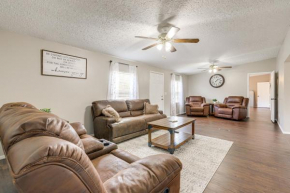 Charming Retreat with Games and Yard in Oglethorpe!